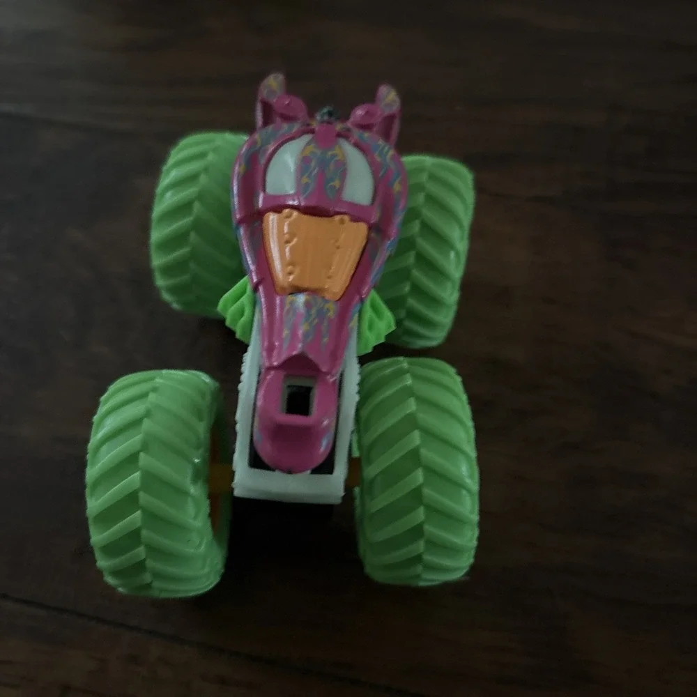 HOT WHEELS MONSTER TRUCKS 1:64 DIECAST GLOW In The Dark Neon Gunkster Dino